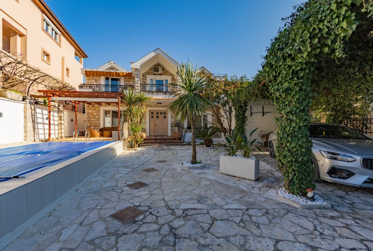 234 m² House with Pool, Solar Panels and Video Surveillance, Tivat